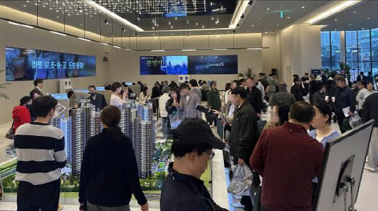 ㈜대광건영이 분양 중인 '회천중앙역 로제비앙 그랜드센텀' 견본주택에 주말 포함 3일 간 1만1000여 명의 인파가 몰렸다.<대광건영 제공>